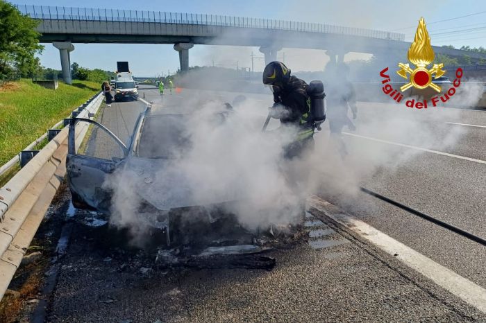 auto in fiamme autostrada