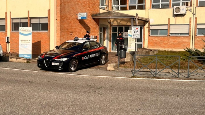 Ruba i bulloni alla ruota del medico per dispetto