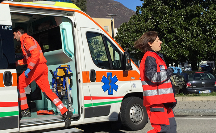 ambulanza sanitari emergenza