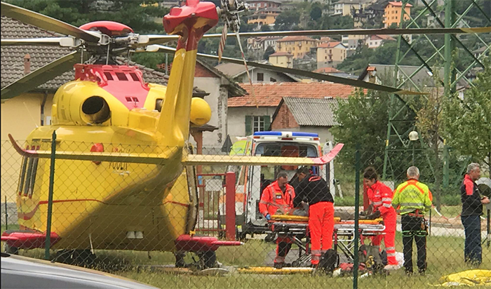 elicottero barella uomini campo rete case