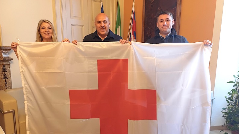 Borgomanero, Giornata Mondiale Cri: municipio illuminato di rosso e bandiera esposta