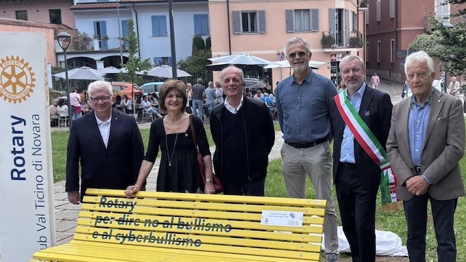 panchina gialla oleggio inaugurata