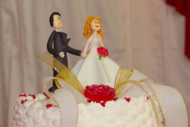 wedding cake toppers 267809 640